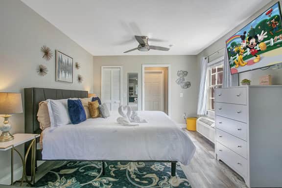4BR Disney Retreat, Sleeps 10, Studio + Themed Bedrooms with Resort access - Image 5